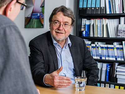 Prof. Dr. Joachim Möller, Direktor des IAB, spricht während eines Interviews