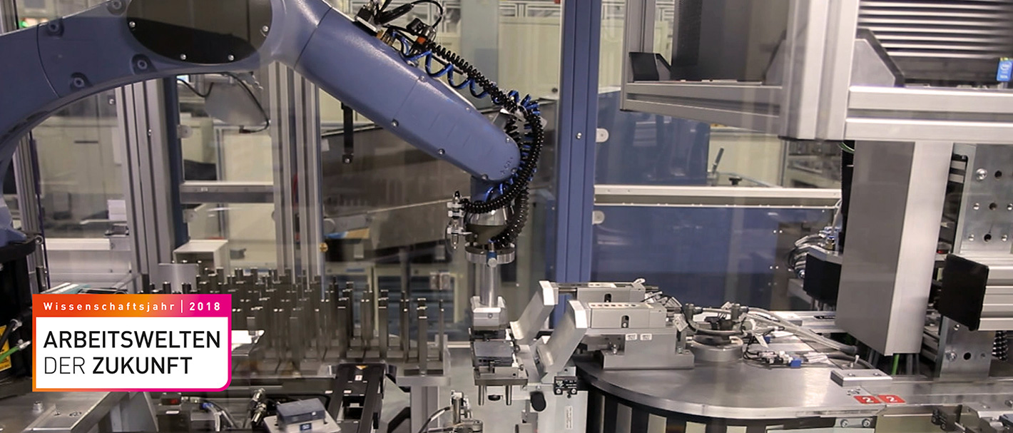 Das Bild zeigt einen Roboterarm, der ein Teilchen in eine Platte einfügt.