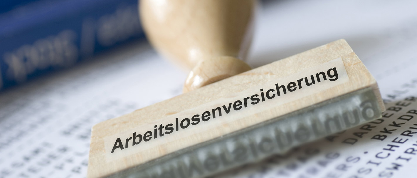 Das Foto zeigt einen Stempel mit der Aufschrift "Arbeitslosenversicherung".