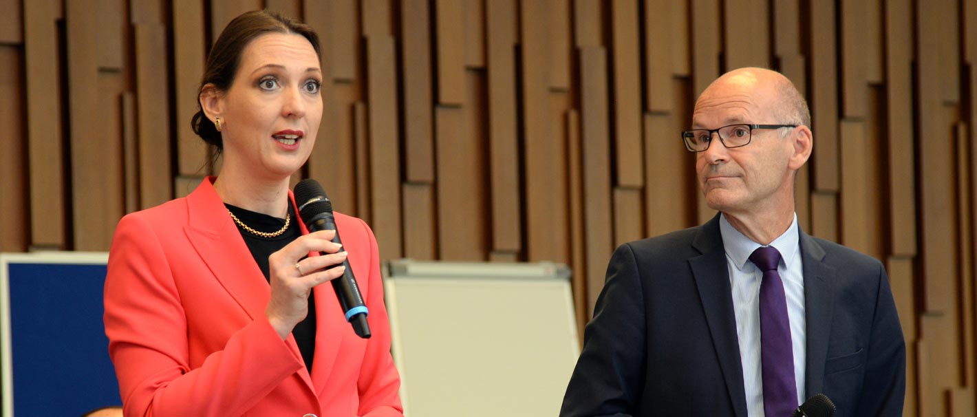 Auf dem Foto sind zu sehen (von links): Valerie Holsboer, Vorstand Ressourcen der Bundesagentur für Arbeit, und Prof. Dr. Ulrich Walwei, Vizedirektor des IAB. Foto: Jutta Palm-Nowak