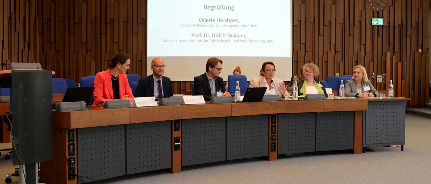 Das Foto zeigt das Einführungspodium bei der Fachtagung "Geschlechtergerechte Personalpolitik in der Wissenschaft", die am IAB stattfand. Foto: Jutta Palm-Nowak