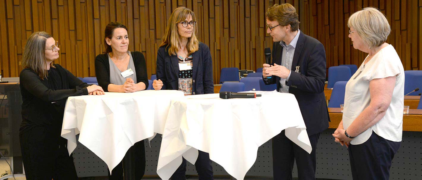 Auf dem Foto sind zu sehen (von links): Katja Ploner, Gobal Diversity & Inclusion Manager der Siemens AG; Sabine C. Jenner, Dezentrale Frauen- und Gleichstellungsbeauftragte der Charité – Universitätsmedizin Berlin; Nicole Richter vom Welcome Center der RWTH Aachen; Moderator Prof. Dr. Karl Wilbers, Sonderbeauftragter der FAU für Personalentwicklung, und Vera Rabelt vom Umweltbundesamt.