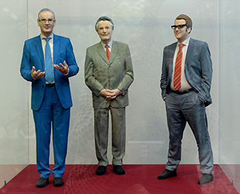 Drei Erlanger Oberbürgermeister en miniature: Das derzeitige Stadtoberhaupt Florian Janik (rechts), Vorgänger Siegfried Balleis (links) und Vorvorgänger Dietmar Hahlweg (Mitte)