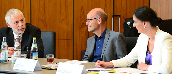 Prof. Dr. Lutz Bellmann im Gespräch mit Prof. Dr. Ulrich Walwei (beide IAB) und Valerie Holsboer, Vorstandsmitgklied der BA (von links).