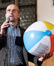 Bild von IAB-Forscher Dr. Markus Janser, der in der rechten Hand einen Wasserball hält.