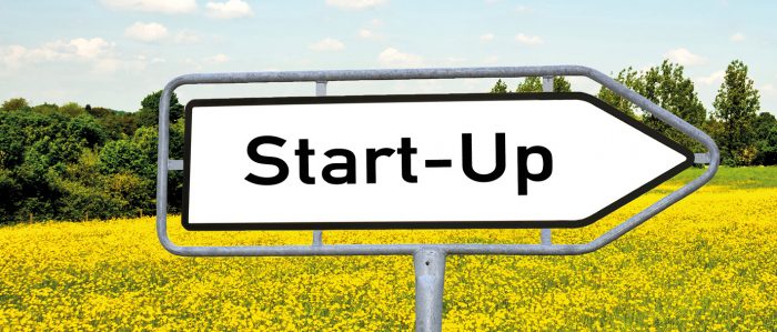 Start-up-Schild vor Landschaft