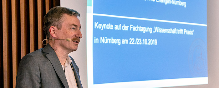 Prof. Dr. Claus Schnabel ist Inhaber des Lehrstuhls für Volkswirtschaftslehre an der Friedrich-Alexander-Universität Erlangen-Nürnberg.