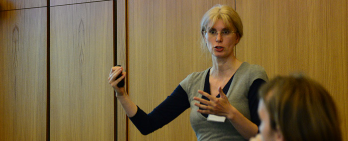 Dr. Anna Zaharieva von der Universität Bielefeld stellte in ihrem Vortrag ein theoretisches Such- und Matchingmodell vor.