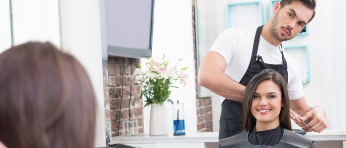Friseur beim Haareschneiden