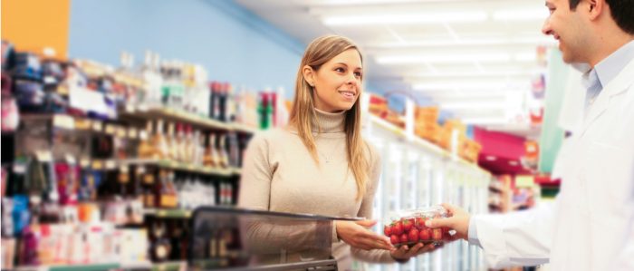 Verkaufssituation an einer Supermarktkasse