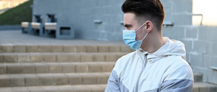 Geflüchteter mit Atemschutzmaske