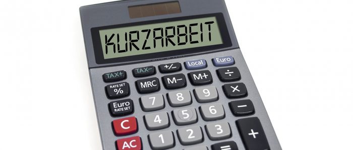Taschenrechner mit dem Wort "Kurzarbeit" im Display