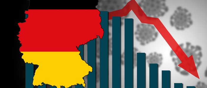 Schwarz-rot-goldene Deutschlandkarte. Dahinter: eine abfallende Säulenreihe und ein nach unten gerichteter roter Pfeil. Im Hintergrund sind schemenhaft Coronaviren zu erkennen.