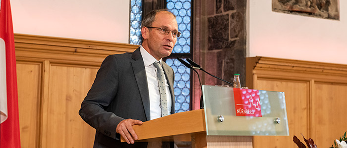 Nahaufnahme von Bernd Fitzenberger auf dem Podium der Nürnberger Gespräche.