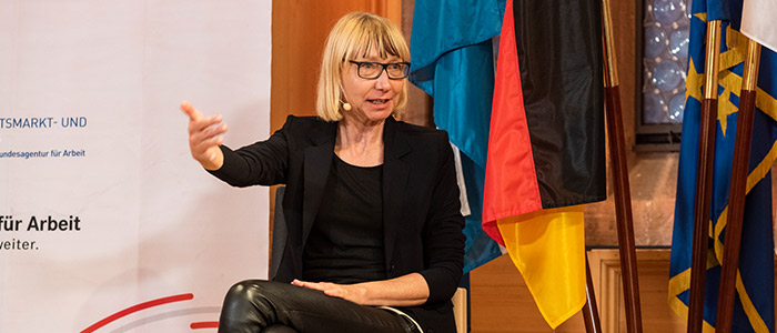 Nahaufnahme von Sabine Pfeiffer auf dem Podium der Nürnberger Gespräche.