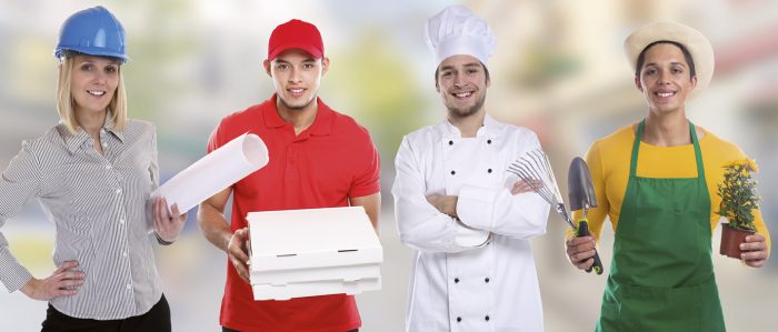 Vier junge Menschen in jeweils unterschiedlicher Berufskleidung: Ingenieurin, Pizza-Kurier, Koch, Gärtnerin
