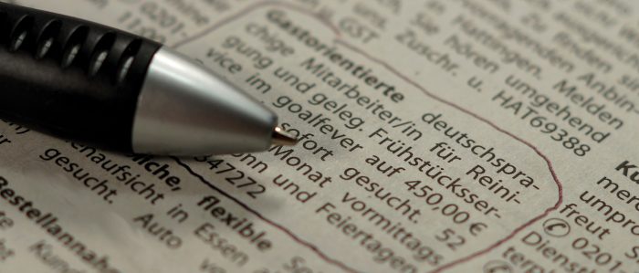 Zeitungsausschnitt mit Stellenanzeigen