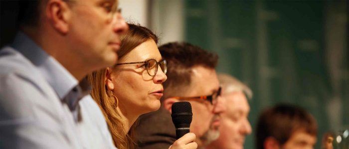 Sandra Huber bei einer Podiumsdiskussion mit allen Bürgermeisterkandidaten und -kandidatinnen, (c) Andreas Beil