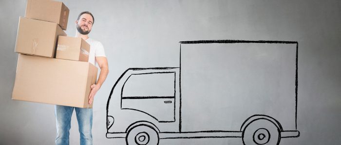 Mann mit Umzugkartons steht vor einem gezeichneten Lastwagen