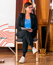 Moderatorin Ute Möller bei den zweiten Nürnberger Gesprächen im Jahr 2021.