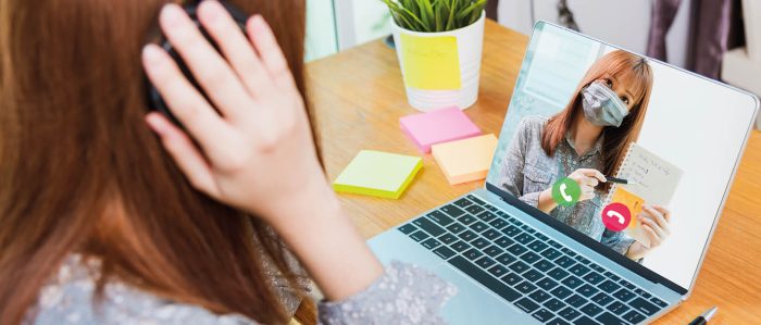 Frau am heimischen Laptop nimmt an einem Webinar teil