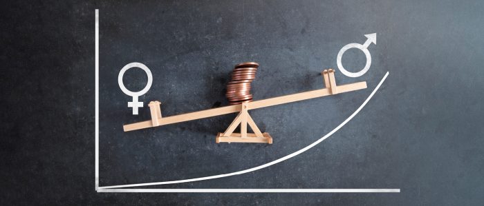 Auf eine Tafel gezeichnete ansteigende Kurve mit einer kleinen Wippe, auf der wiederum ein Stapel Münzen aufgehäuft ist. Auf der niedrigeren Seite der Wippe ein Symbol für Frauen, auf der rechten Seite ein Symbol für Männer.