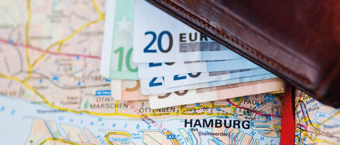 Stadtplan von Hamburg, auf dem ein Geldbeutel mit Euroscheinen liegt.