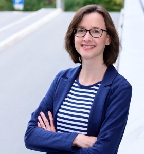 Stefanie Gundert ist wissenschaftliche Mitarbeiterin im Forschungsbereich „Panel Arbeitsmarkt und soziale Sicherung“ am IAB und leitet zudem die Arbeitsgruppe „Qualität der Beschäftigung“.