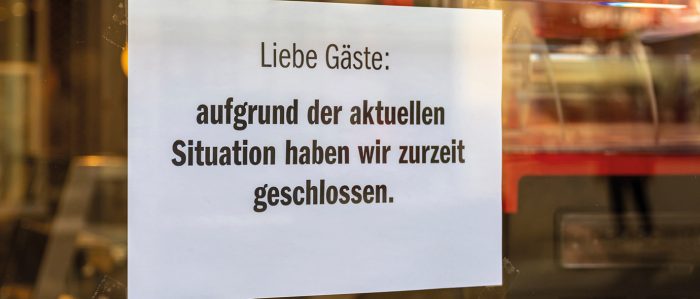 Schild mit Aufschrift „Liebe Gäste: aufgrund der aktuellen Situation haben wir zurzeit geschlossen