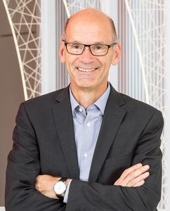 Prof. Dr. Ulrich Walwei ist Vizedirektor des IAB und Honorarprofessor für Arbeitsmarktforschung am Institut für Volkswirtschaftslehre und Ökonometrie der Universität Regensburg.