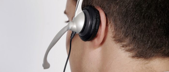 Junger Mann mit Headset