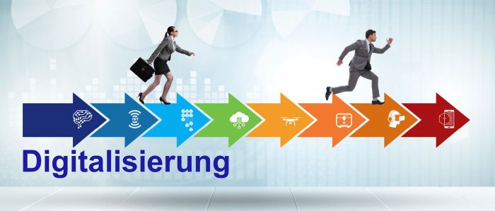 Auf einem Bild mit der Aufschrift „Digitalization“ ist eine Abfolge farbiger, nach rechts zeigender Pfeile mit verschiedenen Icons zum Thema Digitalisierung zu sehen. Auf dem Gesamtpfeil rennen eine Geschäftsfrau und ein Geschäftsmann nach rechts. Der Mann ist in Führung.