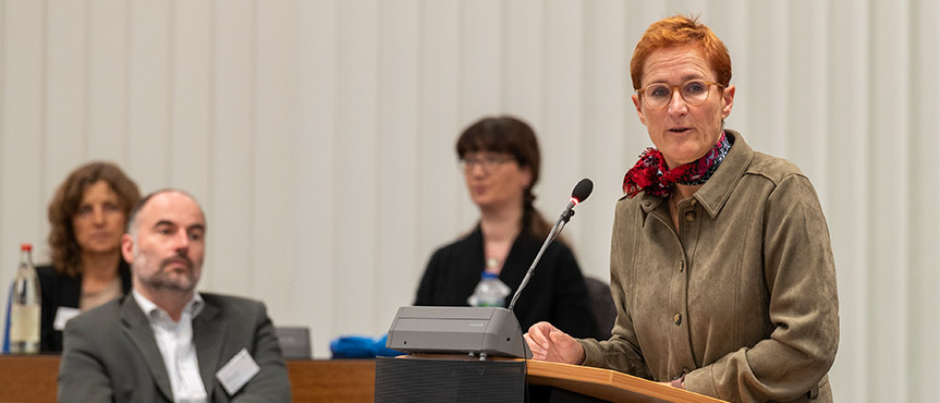 Das Bild zeigt Yvonne Kaiser bei ihrem Vortrag am Rednerpult.