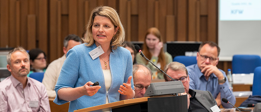 Das Bild zeigt Fritzi Köhler-Geib bei ihrem Vortrag am Rednerpult