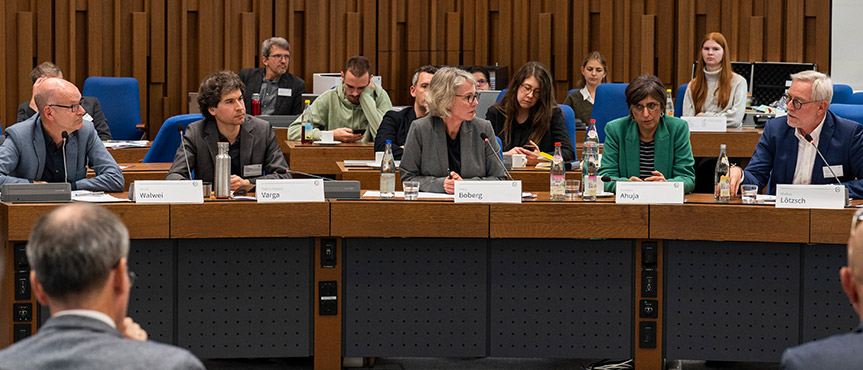 Das Bild zeigt die Podiumsgäste bei der Veranstaltung Wissenschaft trifft Praxis, von Links Ulrich Walwei, Martin Varga, Moderatorin Petra Boberg, Vanessa Ahuja und Markus Lötzsch am Tisch sitzen.