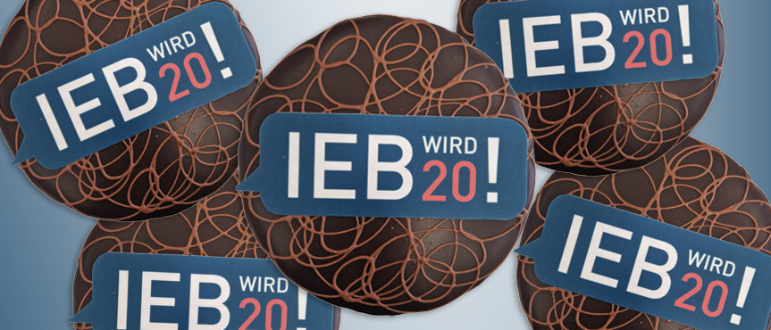 Fünf Kuchen mit der Aufschrift: IEB wird 20!