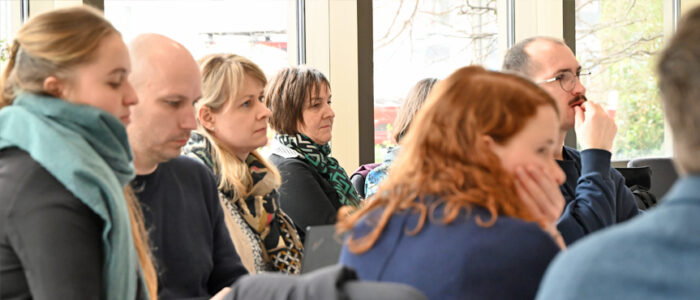 Das Bild zeigt Teilnehmerinnen und Teilnehmer des IWH/IAB-Workshops zur Arbeitsmarktpolitik.