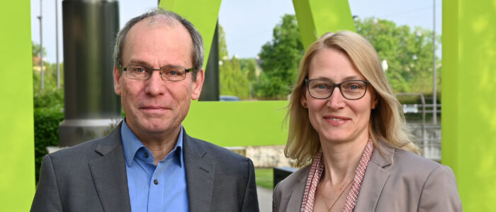 Das Bild zeigt Bernd Fitzenberger und Silke Anger vor dem IAB.